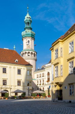 Sopron, Macaristan - 7 Ekim 2022: Tarihi Ateş Kulesi ve eski şehir merkezi Sopron 'un ana meydanı