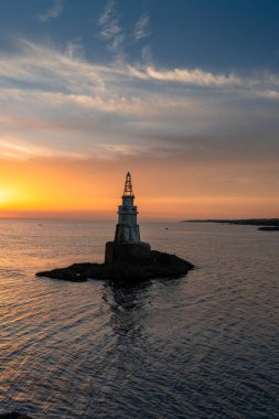 Gündoğumunda Bulgaristan 'ın Karadeniz kıyısındaki Athopol' daki küçük deniz fenerinin manzarası