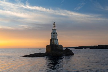 Gündoğumunda Bulgaristan 'ın Karadeniz kıyısındaki Athopol' daki küçük deniz fenerinin manzarası