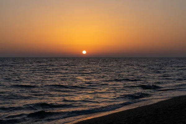 Farbenfroher Sonnenuntergang Mittelmeer Griechenland Mit Ruhigem Meerwasser Und Dunklem Sandstrand — Stockfoto