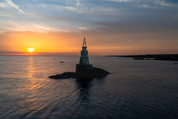 保加利亚黑海海岸Athopol小港口日出时的灯塔景观 — 图库照片