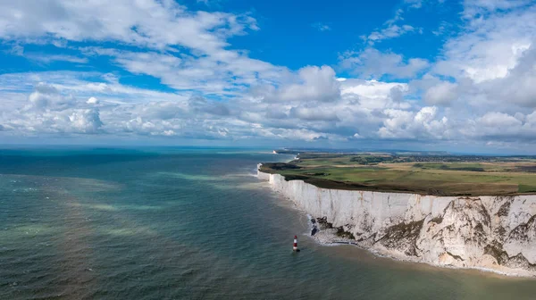 Manş Denizi 'ndeki Beachy Head Deniz Feneri' nin manzarası ve Jurassic Sahili 'nin beyaz kayalıkları.