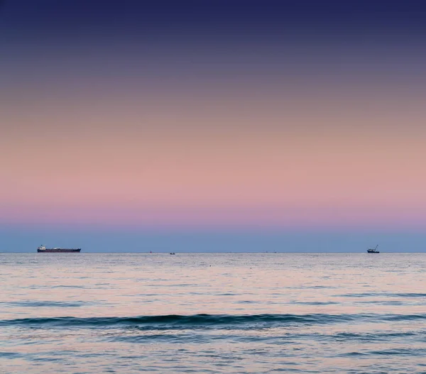 Pôr Sol Colorido Mar Negro Largo Costa Búlgara Com Barco — Fotografia de Stock
