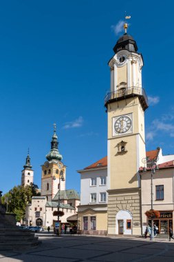 Banska Bystrica, Slovakya - 28 Eylül 2022: Banska Bystrica 'nın tarihi şehir merkezinde kiliseler