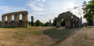 Glastonbury, Birleşik Krallık - 1 Eylül 2022: Glastonbury Abbey 'deki Geçit ve Koro Duvarlarının manzarası