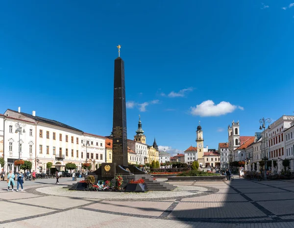 スロバキアのバンスカ ビストリツァ 2022年9月28日 バンスカ ビストリツァの中心部にある旧市街広場と旧ソ連 ルーマニア軍の英雄記念碑の眺め — ストック写真
