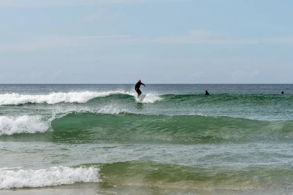 Newquay Wielka Brytania Spetember 2022 Surfer Łapiący Falę Plaży Fistral — Zdjęcie stockowe