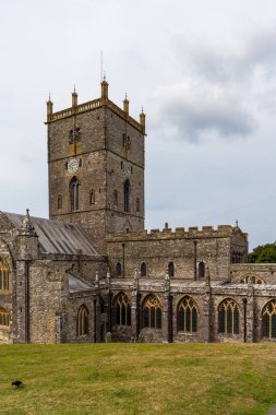 St Davids, Birleşik Krallık - 28 Ağustos 2022: Pembrokeshire St Davids Katedrali dikey görünümü