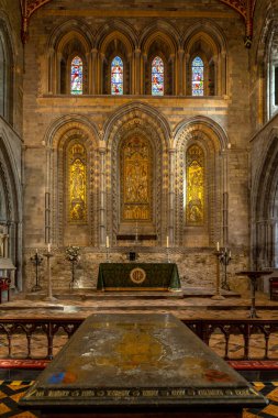St Davids, Birleşik Krallık - 28 Ağustos 2022: Pembrokeshire 'deki St. Davids Katedrali içindeki sunağın panorama görüntüsü