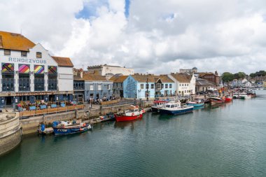 Weymouth, Birleşik Krallık - 7 Eylül 2022: Weymouth şehir merkezi ve Dorset 'teki Wey Nehri' nde balıkçı tekneleri