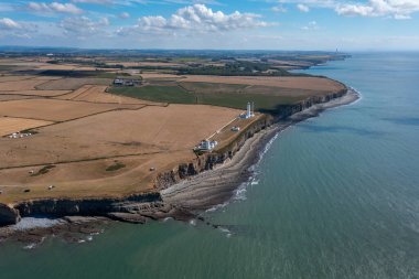 Güney Galler 'deki Nash Point Deniz feneri ve Monknash Sahili' nin hava manzarası