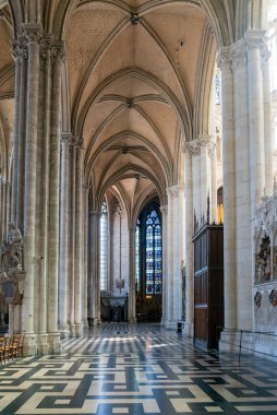 Amiens, Fransa - 12 Eylül 2022: Amiens Katedrali 'nin içindeki kaleye giden yan kulenin görüntüsü