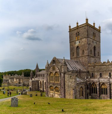 St Davids, Birleşik Krallık - 28 Ağustos 2022: Pembrokeshire 'deki St. Davids Katedrali ve mezarlığı