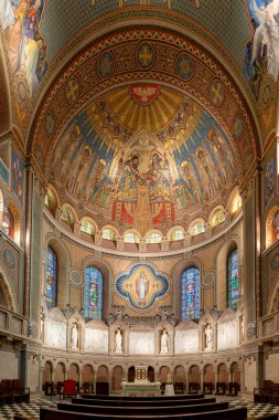 Szeged, Macaristan - 14 Ekim 2022: Macar Meryem Ana freski ve Szeged 'deki adak kilisesinin ana sunağı