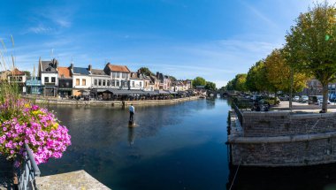 Amiens, Fransa - 12 Eylül 2022: Amiens 'teki Somme Rıhtımı manzarası Nehirdeki Bouy Heykeli üzerindeki adamla