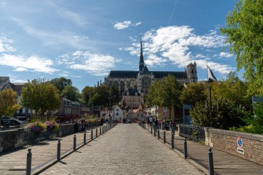 Amiens, Fransa - 12 Eylül 2022: Somme kanalları boyunca uzanan köprü ve tarihi şehir merkezi ve Amiens katedrali