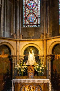 Dijon, Fransa - 14 Eylül 2022: Notre Dame of Dijon Kilisesi 'nin süslü süslü sunağı ve vitray penceresi