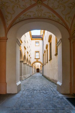 Melk, Avusturya - 22 Eylül 2022: Avusturya 'daki Melk Manastırı' nın avlusunda koridor