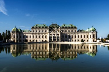 Viyana, Avusturya - 22 Eylül 2022: Viyana şehir merkezindeki Yukarı Belvedere Sarayı 'nın manzarası