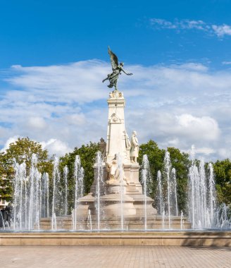 Dijon, Fransa - 14 Eylül 2022: Çeşmeli Place de la Republique Meydanı manzarası ve Sadi Carnot Anıtı