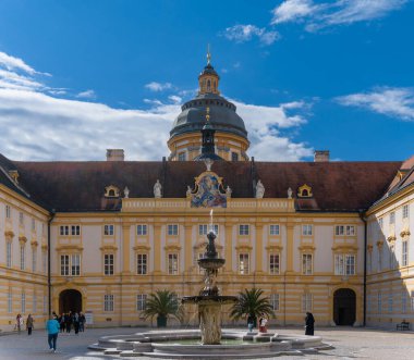 Melk, Avusturya - 22 Eylül 2022: Avlu manzarası ve Aşağı Avusturya 'daki Melk Abbey' in girişindeki çeşme