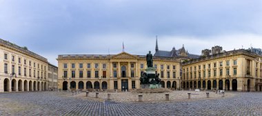 Reims, France- 13 Eylül 2022: Reims şehir merkezindeki Place Royal Square manzaralı Roma kıyafetleriyle 16. Louis heykeli