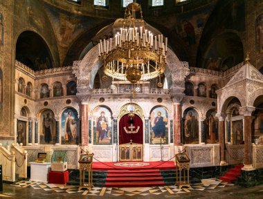 Sofya, Bulgaristan - 30 Ekim 2022: Sofya 'daki Alexander Nevsky Katedrali' nin merkez kubbesindeki ana sunağın iç görünümü