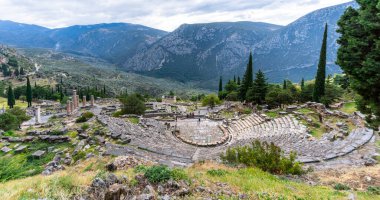 Delphi, Yunanistan - 7 Kasım 2022: Sanctuary Athena Pronaia 'da antik Delphi Thetre manzarası
