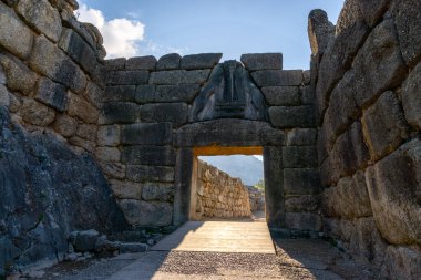 Mykines, Yunanistan - 10 Kasım 2022: Eski Mycenae kalesindeki Aslan Kapısı giriş kapısı manzarası