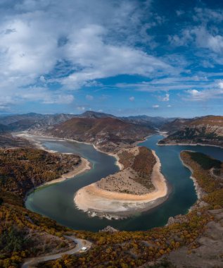 Bulgaristan 'daki Kardzhali rezervuarı ve Arda Nehri Virajları' nın insansız hava aracı görüntüsü