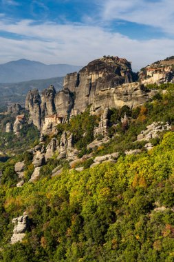 Yunanistan 'daki Meteora manastırı ve kaya oluşumlarının dikey bir manzarası