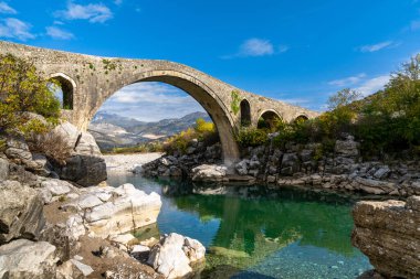 Arnavutluk 'un kuzeybatısındaki Şkoder yakınlarındaki Osmanlı Mesi Köprüsü manzaralı