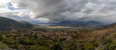 Orta Yunanistan 'da Chrisso köyü ve Crissaean Körfezi manzarası