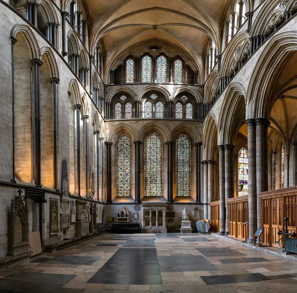 Salisbury, Birleşik Krallık - 8 Eylül 2022: Salisbury Katedrali 'ndeki Saint Martin Kilisesi' nin iç manzarası
