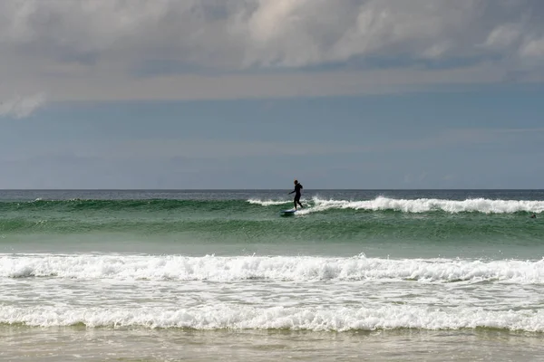 Newquay Verenigd Koninkrijk Spetember 2022 Surfer Vangt Een Golf Fistral — Stockfoto