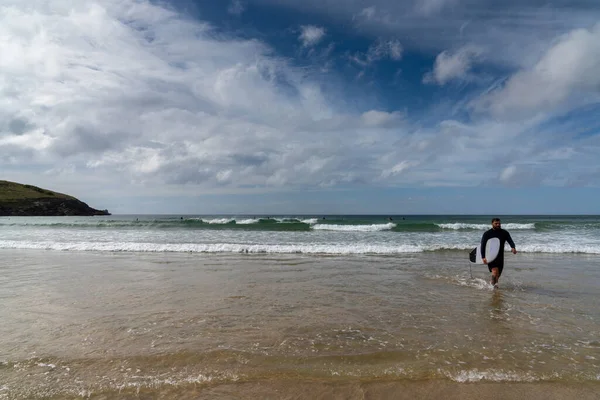 Ньюквей Великобритания Spetember 2022 Вид Пляж Фитрал Ньюквее Серферами Наслаждающимися — стоковое фото