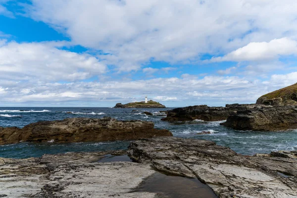 Arkasında Godrevy Deniz Feneri Olan Kayalık Cornwall Sahili Manzarası — Stok fotoğraf