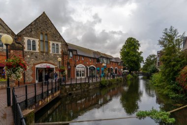Salisbury, Birleşik Krallık - 8 Eylül 2022: Salisbury şehir merkezindeki Avon nehri üzerindeki The Maltings manzarası