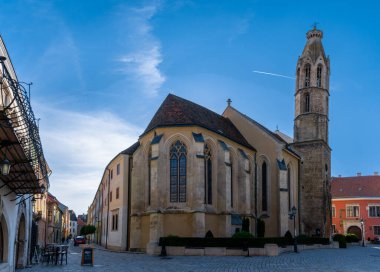 Sopron, Macaristan - 7 Ekim 2022: Tarihi Sopron şehir merkezindeki Ana Meydan ve Kilise manzarası