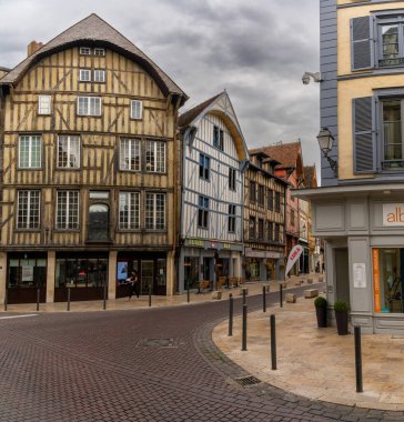 Troyes, Fransa - 13 Eylül 2022: Tarihi şehir merkezi Troyes 'de ortaçağ yarı keresteli evler