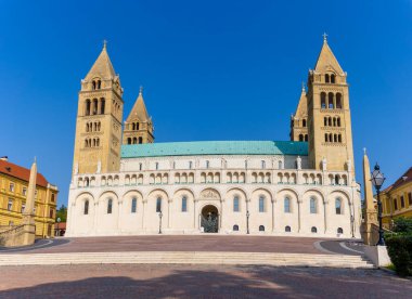 Pecs, Macaristan - 13 Ekim 2022: Pecs şehir merkezindeki tarihi Aziz Peter ve Paul Katedrali