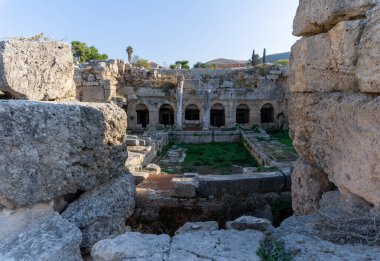 Korint, Yunanistan - 8 Kasım 2022: Güney Yunanistan 'daki Antik Korint' teki Pirene Çeşmesi kalıntılarının manzarası