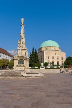 Pecs, Macaristan - 13 Ekim 2022: Kutsal Üçlü Heykel ve Pecs şehir merkezindeki Szechenyi Meydanı 'ndaki Paşa Qasim Camii manzarası