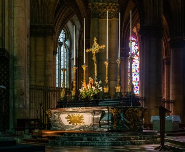 Reims, France- 13 Eylül 2022: Reims Katedrali 'nin geçişindeki sunak manzarası