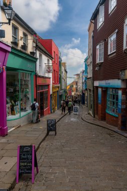 Folkestone, Birleşik Krallık - 11 Eylül 2022: Folkestone şehir merkezindeki renkli şehir binaları