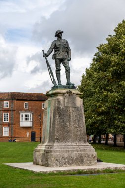 Winchester, Birleşik Krallık - 8 Eylül 2022: Winchester şehir merkezinde Kralın Kraliyet Piyade Birliği Savaş Anıtı manzarası