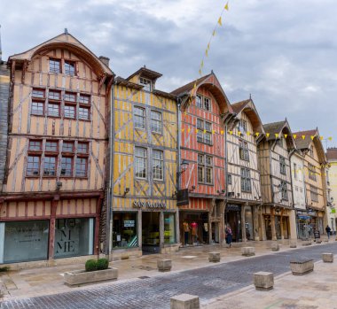 Troyes, Fransa - 13 Eylül 2022: Tarihi şehir merkezi Troyes 'de ortaçağ yarı keresteli evler