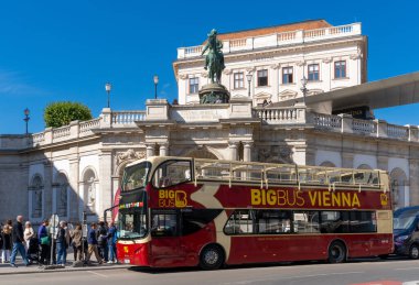 Viyana, Avusturya - 22 Eylül 2022: Turist, Viyana şehir merkezinde rehberli bir şehir turu için Büyük Otobüs Viyana tur otobüsüne binmek için sırada bekliyor.
