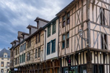 Troyes, Fransa - 13 Eylül 2022: Tarihi şehir merkezi Troyes 'de ortaçağ yarı keresteli evler
