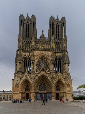 Reims, France- 13 Eylül 2022: Batı cephesinin dış görünüşü ve tarihi Reims Katedrali 'nin iki kulesi